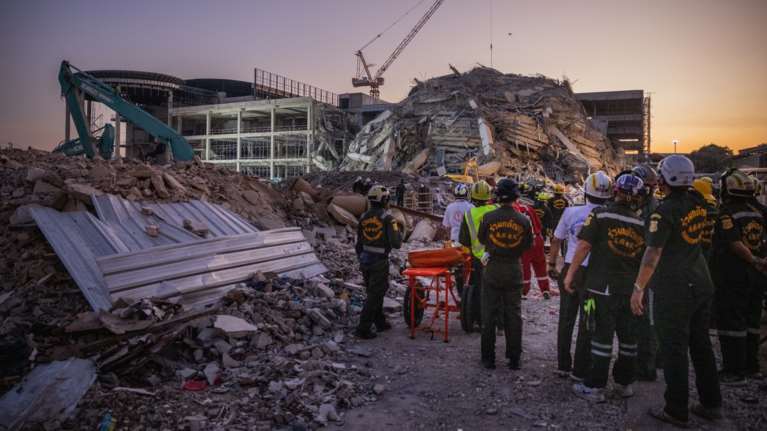Ταϊλάνδη: Άλλος ένας άνθρωπος ανασύρθηκε νεκρός από τα ερείπια του υπό κατασκευή πολυώροφου κτιρίου στην Μπανγκόκ