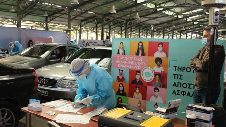 Κορονοϊός: Δωρεάν drive through testings σε Λάρισα και Ξάνθη - &quot;Ουρές&quot; αυτοκινήτων για να κάνουν την εξέταση