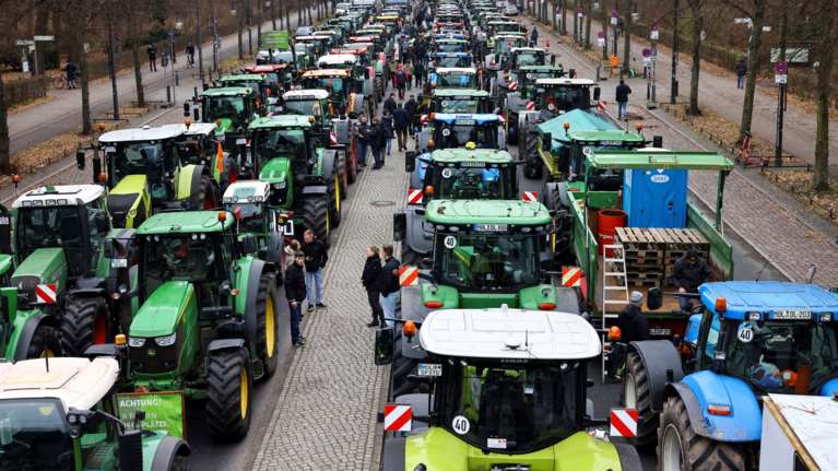 Παίρνουν &quot;θέσεις μάχης&quot; τα τρακτέρ στην Ευρώπη - Εκατοντάδες θα κατακλύσουν τις Βρυξέλλες την ημέρα της Συνόδου Κορυφής