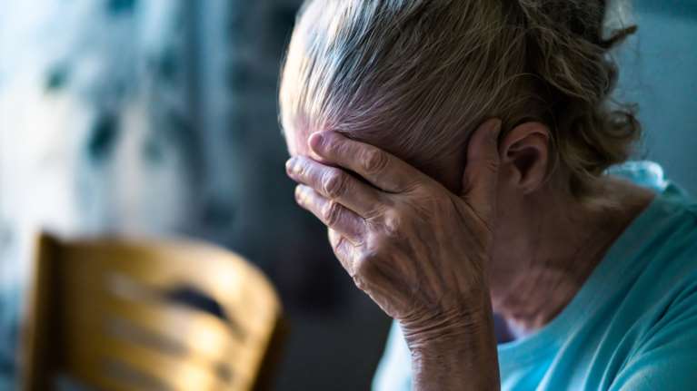 Μαρτύριο για ζευγάρι ηλικιωμένων στον Βόλο: Τους έδερνε η κόρη τους για να πάρει τη δόση της