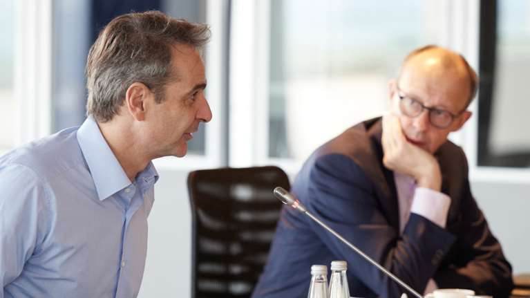 Συνάντηση Μητσοτάκη - Μερτς στο Βερολίνο με το βλέμμα στην Τουρκία: Μεταναστευτικό και εξοπλιστικά στην ατζέντα