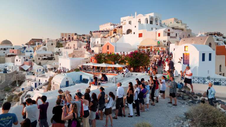 Κρίσιμη εβδομάδα για μέτρα στα &quot;κόκκινα&quot; νησιά – Μάστιγα τα κορονοπάρτι που συνεχίζονται σε μπαρ και σε βίλες.