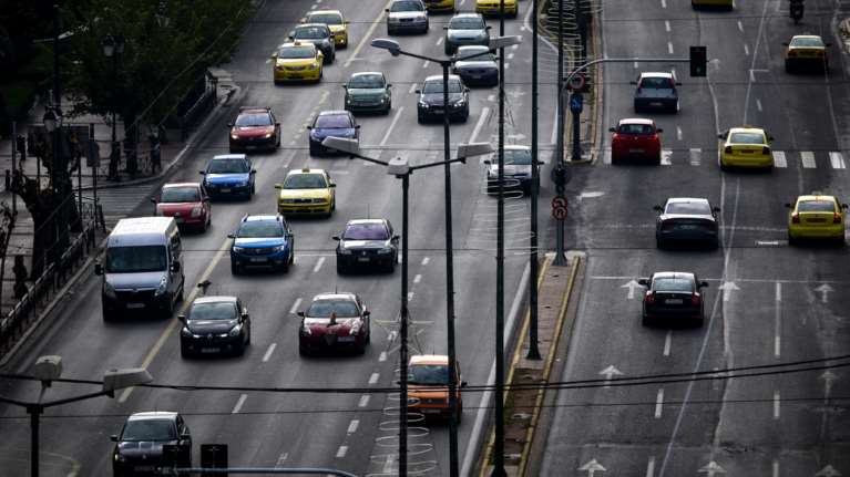 Φωτιά σε ΙΧ &quot;βραχυκύκλωσε&quot; τον Κηφισό - Σε μία λωρίδα η κυκλοφορία - Live η κίνηση