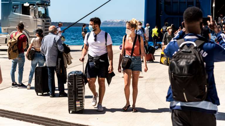 Νέα μέτρα από σήμερα: Πώς θα γίνονται οι μετακινήσεις στα νησιά - Πώς θα λειτουργούν οι χώροι ψυχαγωγίας