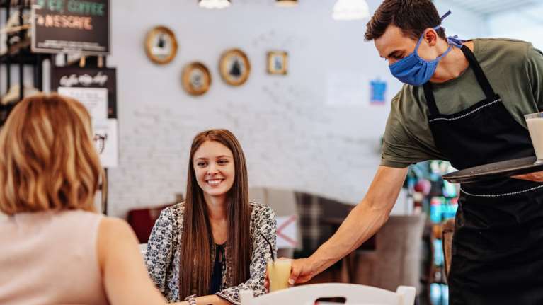 Σήμερα οι ανακοινώσεις για τα &quot;covid free&quot; εστιατόρια: Ελεύθερα για εμβολιασμένους, μόνο με self test οι ανεμβολίαστοι