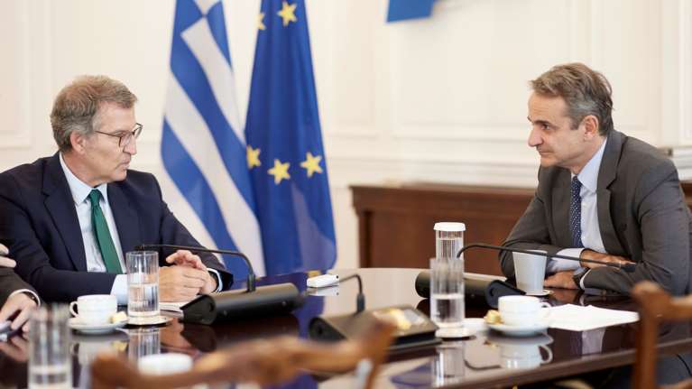 Μητσοτάκης με τον πρόεδρο του ισπανικού Λαϊκού Κόμματος: Η Ελλάδα ακολουθεί μια αυστηρή αλλά δίκαιη μεταναστευτική πολιτική