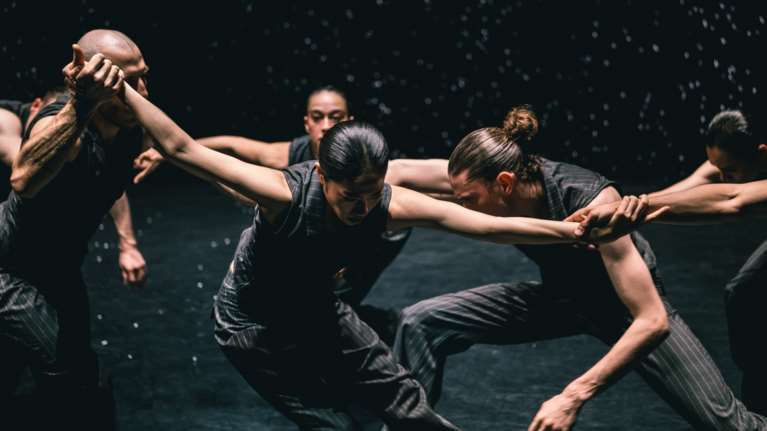 Nederlands Dans Theater: Η κορυφαία ομάδα σύγχρονου χορού επιστρέφει στο Μέγαρο με ένα υπέροχο χορευτικό τρίπτυχο