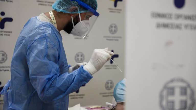 Πάτρα: 70 ανεμβολίαστοι εργαζόμενοι του Δήμου δεν έκαναν rapid test - &quot;Βροχή&quot; τα πρόστιμα