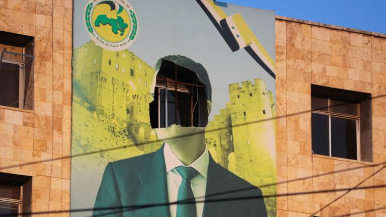 Χάος και αγωνία για την κατάσταση στη Δαμασκό: Φουντώνουν οι φήμες ότι ο Άσαντ έχει εγκαταλείψει τη Συρία