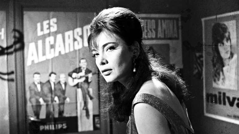 Ρετρό κλικ: Η Τζένη Καρέζη, μία καλλονή, με μπικίνι πάνω στο σκάφος της - Στην Επίδαυρο των '60s