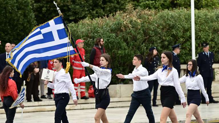 Οργή για μαθητή με αυτισμό που αποκλείστηκε από σημαιοφόρος στην παρέλαση - &quot;Να διευρενηθούν οι ευθύνες&quot;, ζητά η ΕΣΑμεΑ