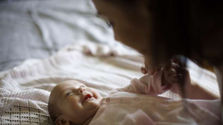 Καμπανάκι: Σε διαρκή πτώση οι γεννήσεις στην Ελλάδα - Τα άτομα σε αναπαραγωγική ηλικία θα μειώνονται έως το 2050