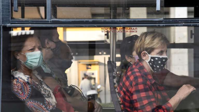 Τέλος από σήμερα η μάσκα στα μέσα μεταφοράς - Πού παραμένει υποχρεωτική μαζί με rapid test