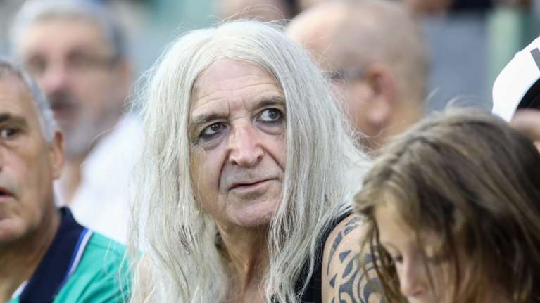 Χαμός στο Twitter με την ροκ εμφάνιση του Νίκου Καρβέλα σε αγώνα του Παναθηναϊκού - Δείτε εικόνες