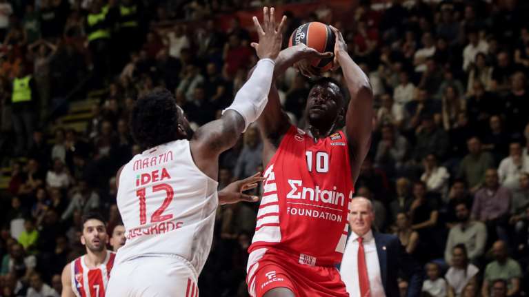 Ερυθρός Αστέρας – Ολυμπιακός 87-79: Ήττα (ξανά) από τον &quot;αδερφό&quot;, σφραγίζει την πρωτιά με την Μπασκόνια