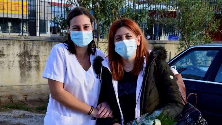 Στο στόχαστρο της &quot;Αυγής&quot; και οι εθελόντριες νοσηλεύτριες - &quot;Εχθρεύονται την κοινωνία&quot;, το σχόλιο της ΝΔ