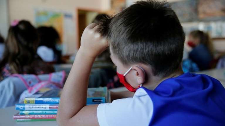 Κόβει την κουβέντα το Υπουργείο Υγείας: Δεν εξετάζεται η επιστροφή της μάσκας στα σχολεία