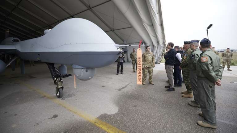 Λάρισα: Στην 110 Πτέρυγα Μάχης ο Κυριάκος Μητσοτάκης - Είδε τα μη επανδρωμένα αεροσκάφη MQ-9 [εικόνες]