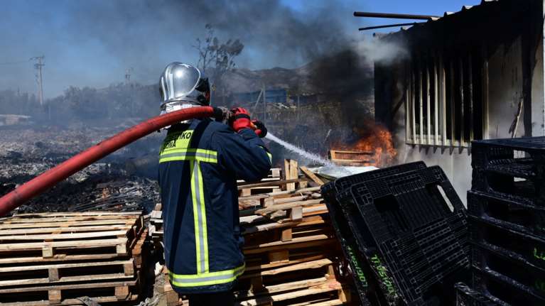 Φωτιά στο Μενίδι: Καίει παλέτες σε εργοστάσιο [εικόνες - βίντεο]
