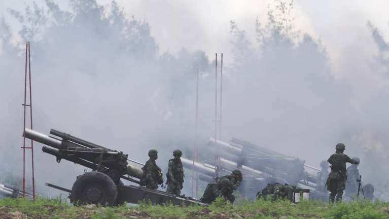 Ταϊβάν: Γυμνάσια του Πυροβολικού με πραγματικά πυρά προσομοιώνουν την αντίδραση σε εισβολή της Κίνας