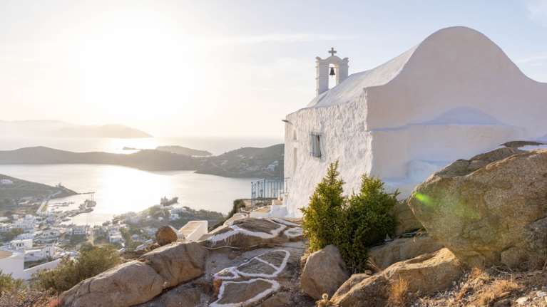 Το κυκλαδονήσι που βρίσκεται ανάμεσα στα 100 πιο αυθεντικά νησιά του κόσμου: &quot;Λευκή άμμος και κρυστάλλινα νερά&quot;