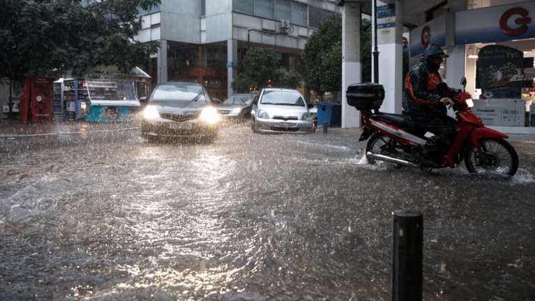 Κακοκαιρία: Ανοιξαν οι ουρανοί στην Αθήνα - "Εμφραγμα" στους δρόμους της πρωτεύουσας
