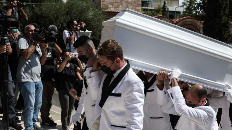 Mad Clip: Συνταρακτικές εικόνες - Πλήθος κόσμου στην κηδεία του 34χρονου trapper