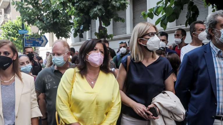 Οι ανεμβολίαστοι υγειονομικοί διαδηλώνουν με Πολάκη και βουλευτές του ΣΥΡΙΖΑ κατά του υποχρεωτικού εμβολιασμού [εικόνες]