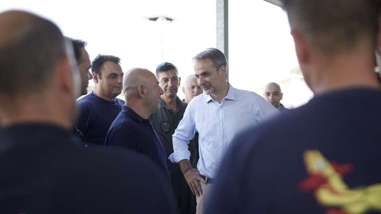 Στην Ελευσίνα ο Μητσοτάκης - Συνάντηση με πληρώματα των πυροσβεστικών αεροσκαφών [εικόνες]