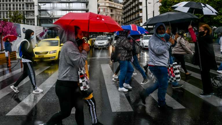 Χαλάει ο καιρός: Πτώση της θερμοκρασίας, βροχές και καταιγίδες - Πού θα χιονίσει