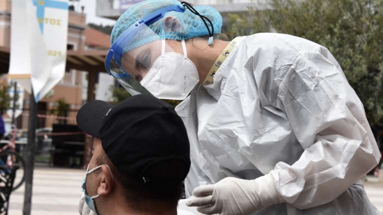 Κορονοϊός: Γιατί δεν πέφτουν τα κρούσματα - Τι λένε οι λοιμωξιολόγοι, ο ρόλος των self test