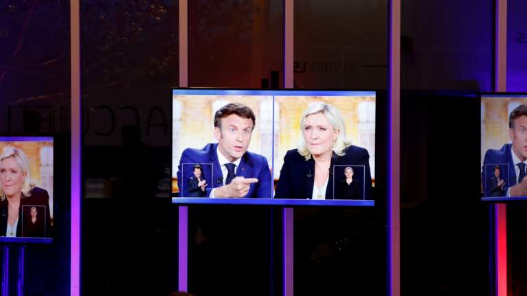 Γαλλικές εκλογές: Μάχη χωρίς νικητή στο ντιμπέιτ Μακρόν, Λε Πεν - Τη στρίμωξε για τη Ρωσία, του απάντησε ότι διχάζει
