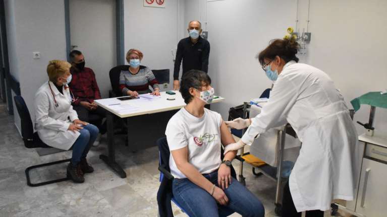 Εμβόλιο κορονοϊού: Σε λειτουργία σήμερα το απόγευμα η πλατφόρμα για ραντεβού