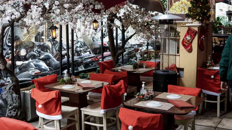 Επίσημο: Ρεβεγιόν έως τις 2, χωρίς μουσική και ορθίους σε εστίαση και διασκέδαση - Σε ισχύ από αύριο τα μέτρα