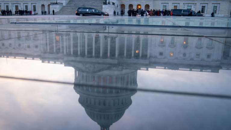 ΗΠΑ: Η κοινωνία είναι διχασμένη, η δημοκρατία κινδυνεύει - Τα ανησυχητικά στοιχεία νέας δημοσκόπησης