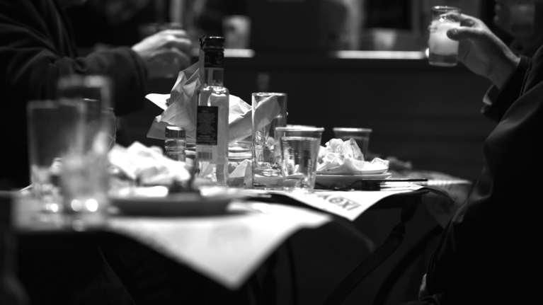 Ηράκλειο: Σε κρίσιμη κατάσταση οι 5 που ήπιαν καυστικό υγρό αντί για τσικουδιά - Με εγκαύματα σε οισοφάγο και στομάχι