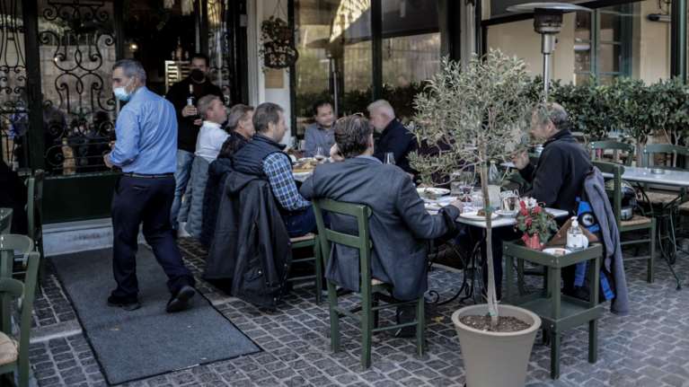 Κορονοϊός: Νέα ανατροπή με τα μέτρα - Χωρίς όριο τελικά οι καθήμενοι ανά τραπέζι στην εστίαση