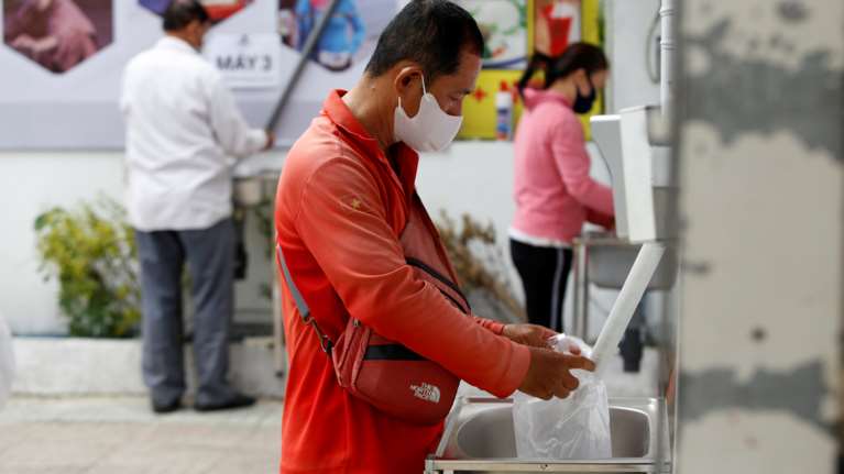 Στο Βιετνάμ ένα ΑΤΜ δίνει ρύζι για τους άνεργους και τους φτωχούς [εικόνες]