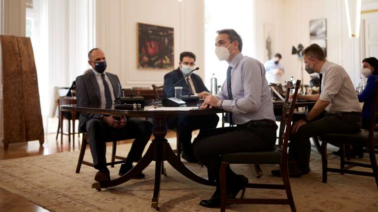 Ο Μητσοτάκης &quot;καρφώνει&quot; τον Τσίπρα για τη μίζερη αντίδραση στην εθνική επέτειο: Αλλεργία στη σημαία...