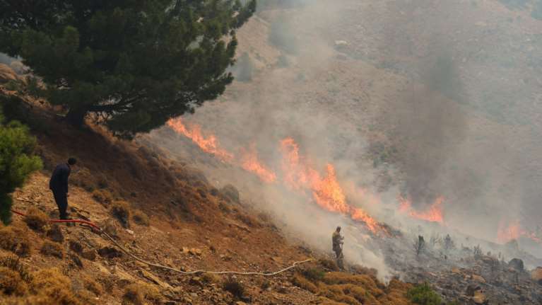 Φωτιές: Καλύτερη η εικόνα σε Αχαΐα και Χαλκιδική – Συνεχίζεται η μάχη με τις φλόγες στη Χίο