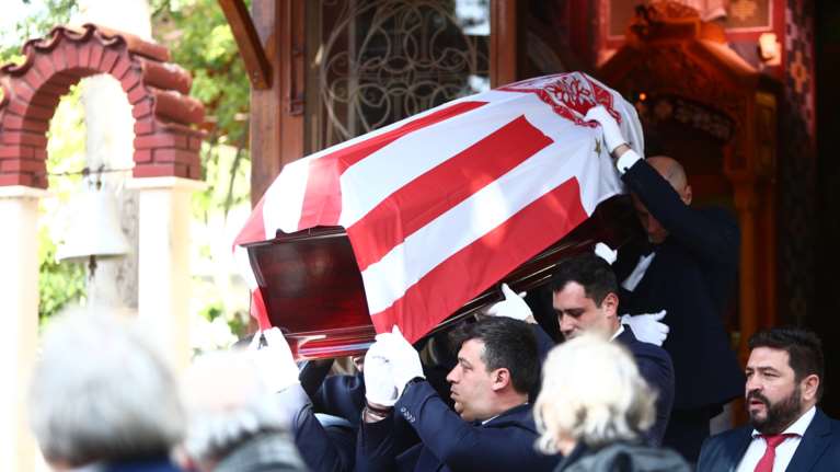 Γιώργος Δαρίβας: Συγκίνηση στο τελευταίο "αντίο" στον θρυλικό "Λορέντζο" - Με τη σημαία του Ολυμπιακού το φέρετρο [Εικόνες]