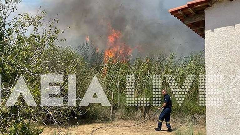 Πύργος: Διπλό μέτωπο πυρκαγιάς ξέσπασε ταυτόχρονα σε Σαρακίνα και Σπιάντζα, απομακρύνθηκαν κάτοικοι