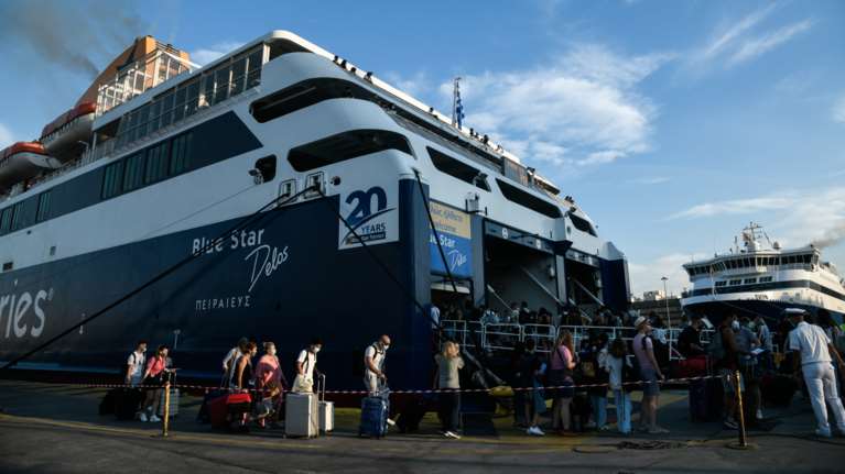 Ουρές στα λιμάνια Πειραιά και Θεσσαλονίκης: Αυτα είναι τα πιστοποιητικά για τους ταξιδιώτες