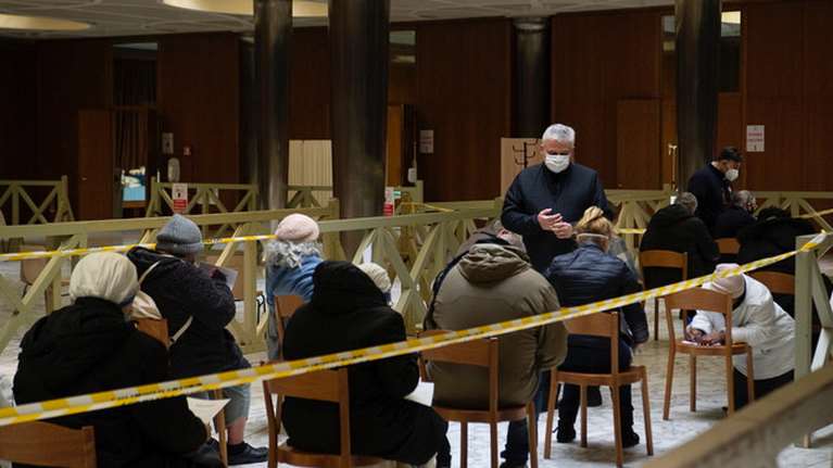 Ιταλία: Το Βατικανό εμβολιάζει τους άστεγους της Ρώμης [εικόνες]