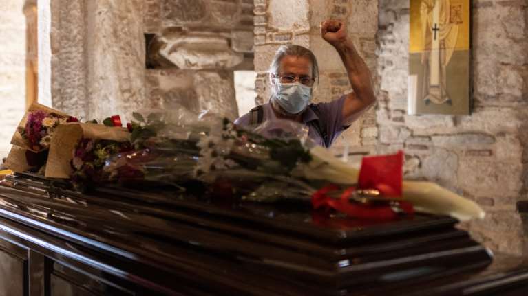 Η Ελλάδα αποχαιρετά τον Μίκη Θεοδωράκη - Πλήθος κόσμου συρρέει στη Μητρόπολη για το ύστατο &quot;χαίρε&quot; [εικόνες]