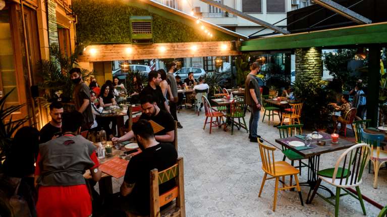 Κορονοϊός: Κανονικότητα από αύριο για τους εμβολιασμένους - Χωρίς περιορισμούς διασκέδαση και εστίαση