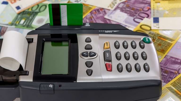 Στη δαγκάνα της εφορίας 20.000 άτομα που κάνουν &quot;ζωάρα&quot; με 10.000 ευρώ ετήσιο εισόδημα - Έρχεται &quot;φρένο&quot; στα μετρητά