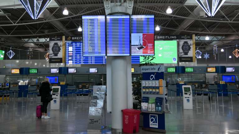 Σε καραντίνα 10 ημερών θα μπαίνουν όσοι Ελληνες ταξιδεύουν στη Γερμανία και είναι ανεμβολίαστοι