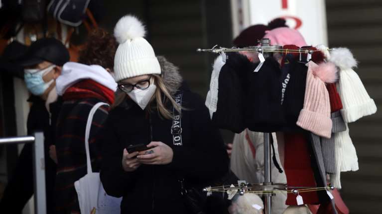 Διπλή μάσκα: Αυτός είναι ο σωστός τρόπος για μεγαλύτερη προστασία - Αναλυτικές οδηγίες