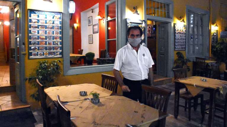 Κορονοϊός: Μάσκες και στην εστίαση - &quot;Τη βγάζουμε μόνο όταν τρώμε&quot; [Βίντεο]